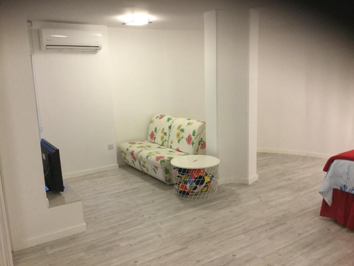 Red Cozy Stay Lemesos Exteriér fotografie